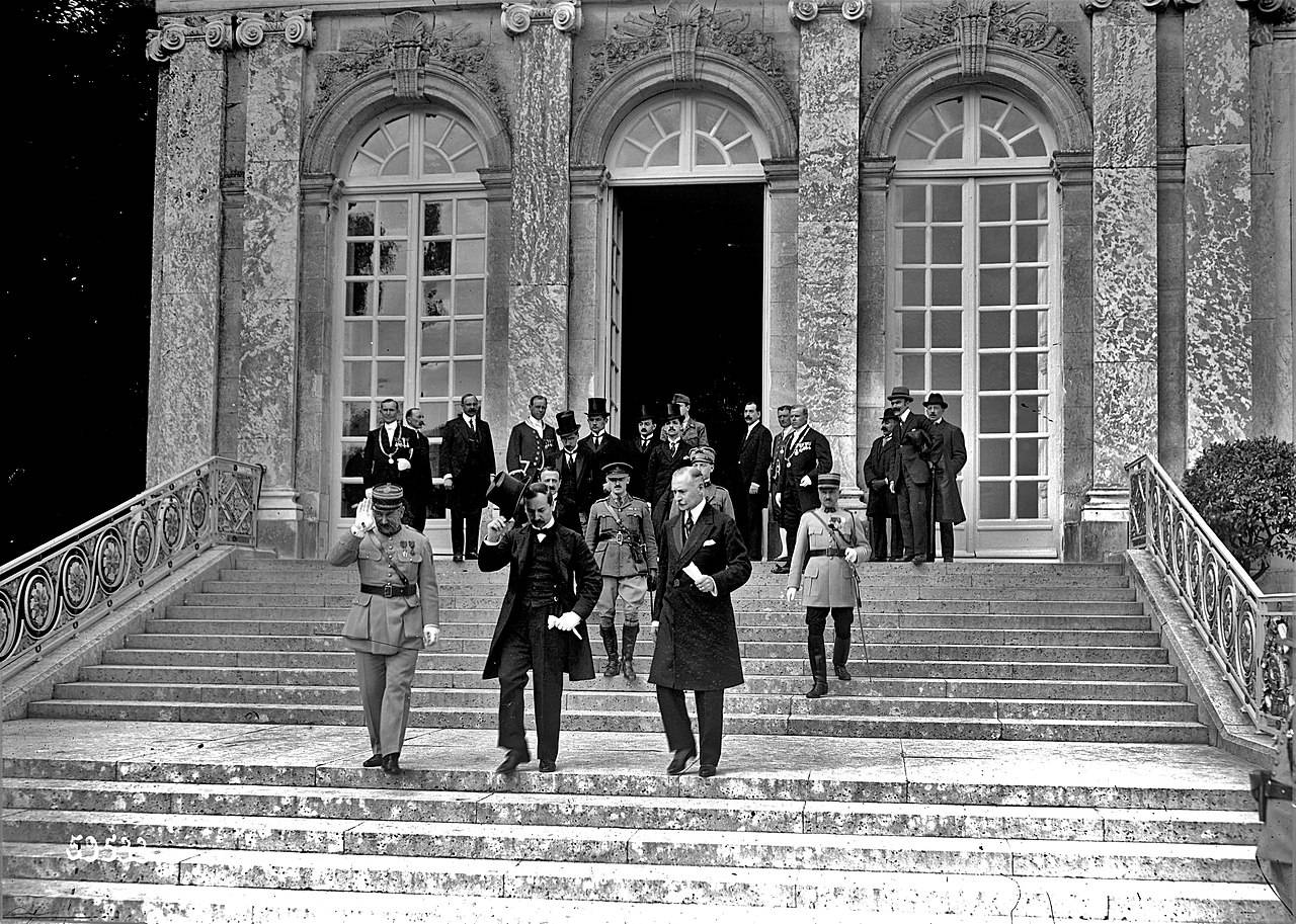 A magyar kormányküldöttség elhagyja az aláírás helyszínét, a Nagy-Trianon kastélyt