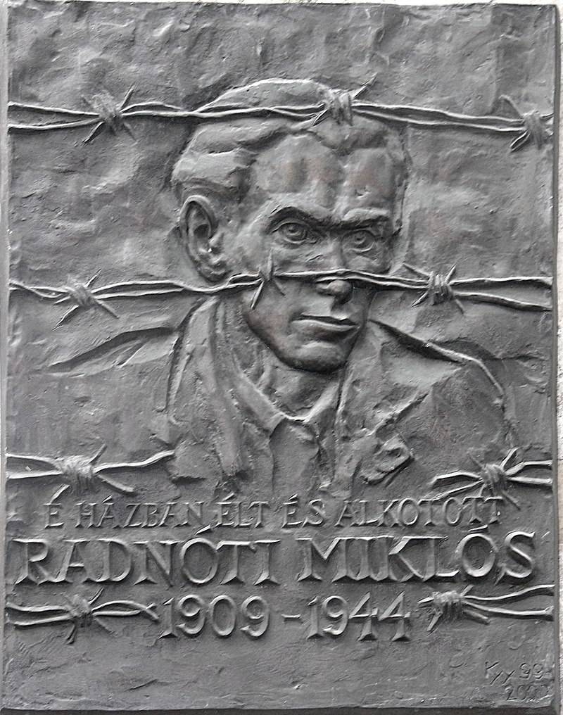 Radnóti Miklós (1909–1944) költő és műfordító emléktáblája egykori lakóháza falán.