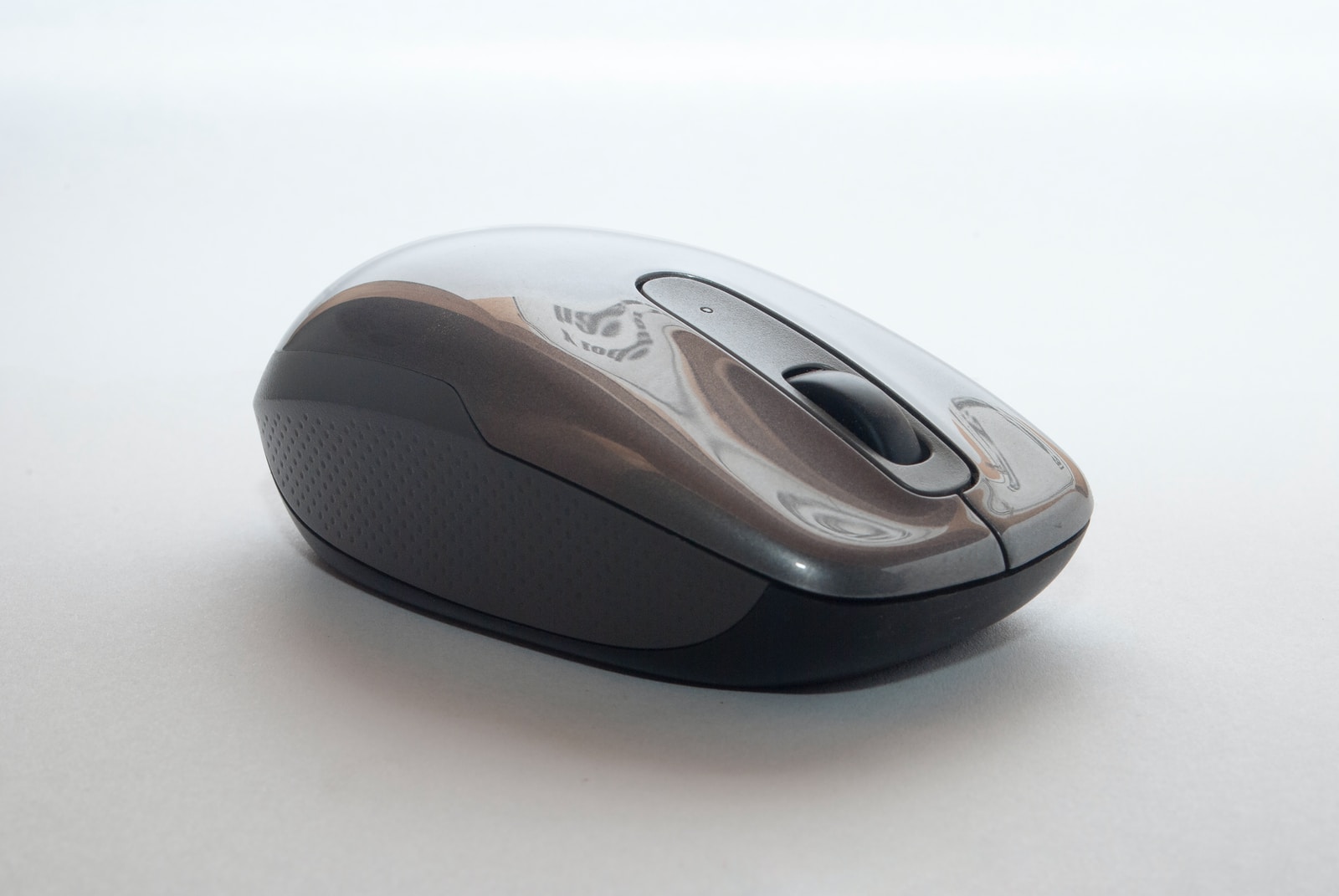 closeup photo of gray and black cordless mouse